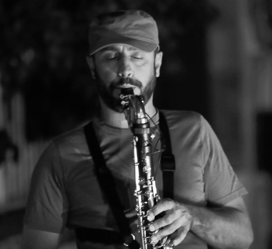Nicolas Blet jouant les yeux fermés de la clarinette basse amplifiée